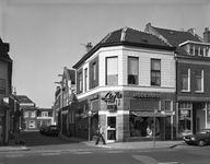 52016 Gezicht op de voor- en zijgevel van het pand Amsterdamsestraatweg 66 te Utrecht met links de Daalstraat; op de ...